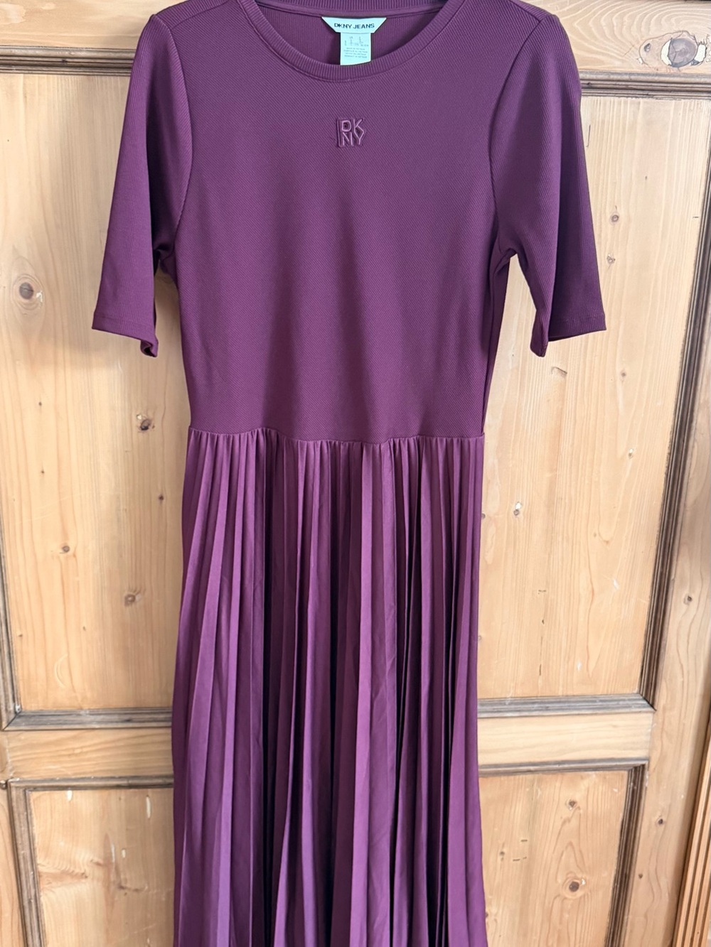 NWT DKNY Women’s Maroon Pleated Midi Dress with Short Sleeves